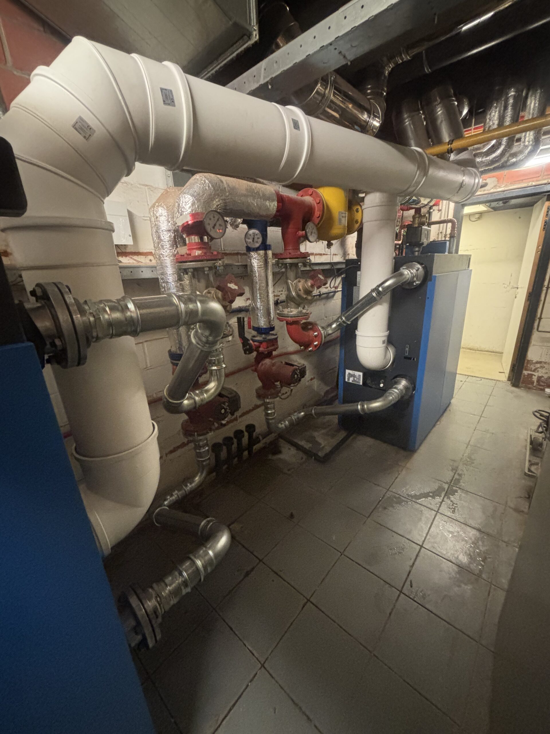 Hydraulische aansluiting en rookgasafvoer van de Buderus KB372-cascade in Nieuwpoort