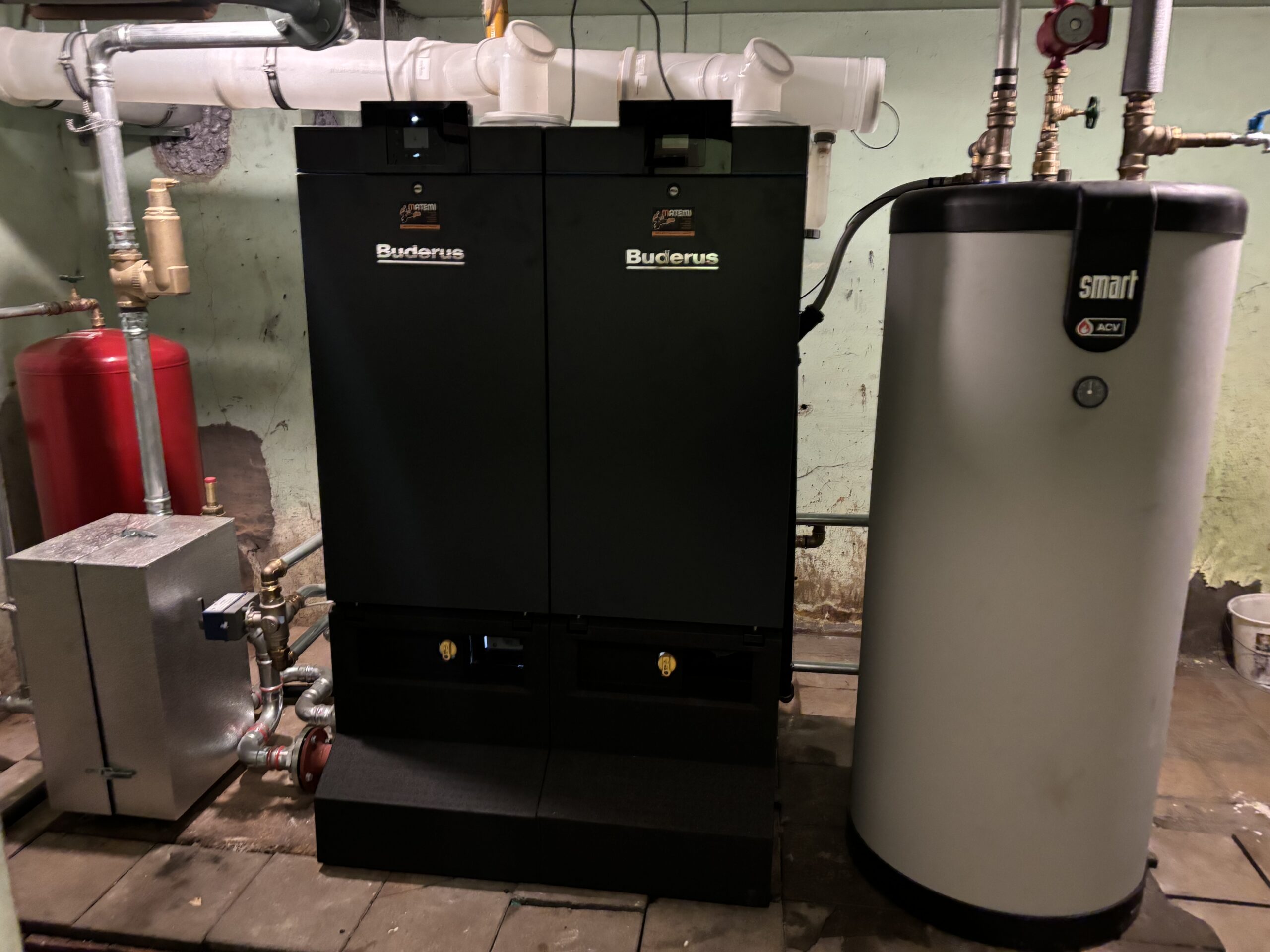 Twee Buderus GB272 gascondensatieketels van 70 kW in cascade, appartementsgebouw Oostende