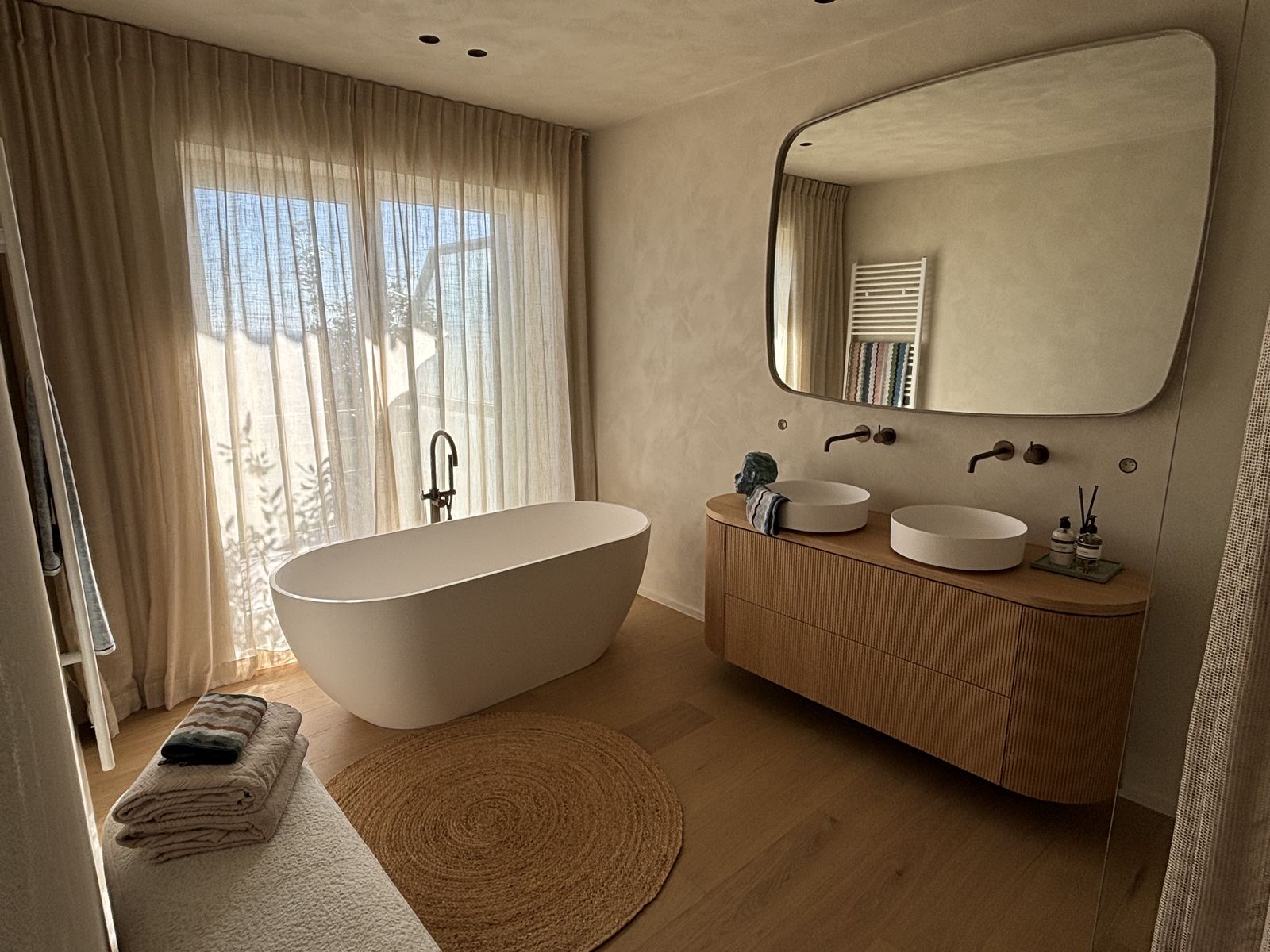 Badkamer met vrijstaand bad en Hotbath-kranen in brushed copper in Oostende