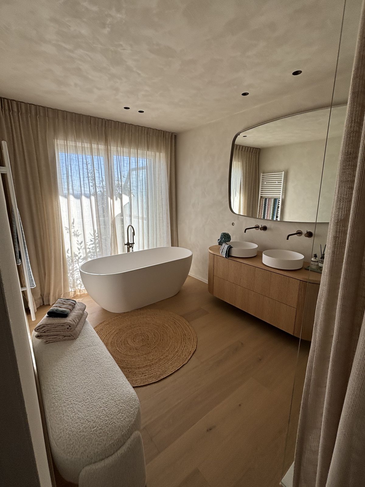 Badkamer met vrijstaand bad en Hotbath-kranen in brushed copper in Oostende