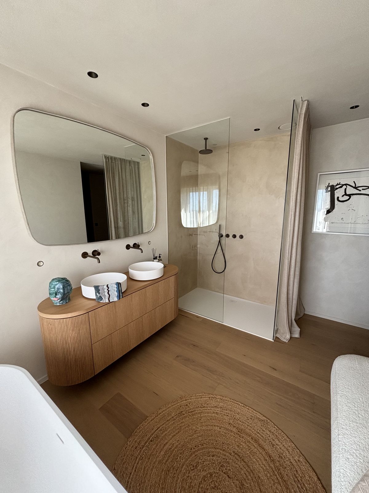Badkamer met vrijstaand bad en Hotbath-kranen in brushed copper in Oostende