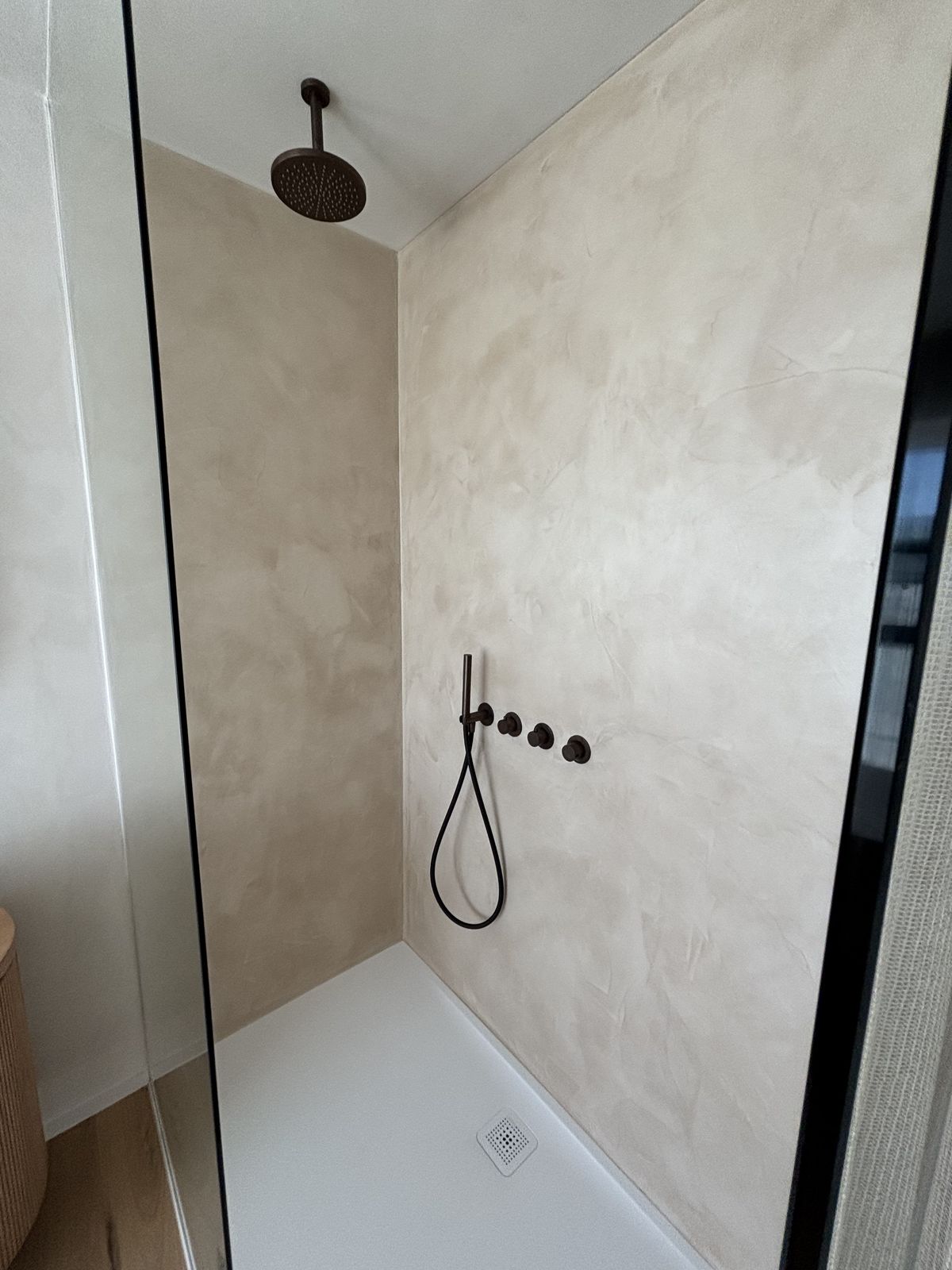 Badkamer met vrijstaand bad en Hotbath-kranen in brushed copper in Oostende