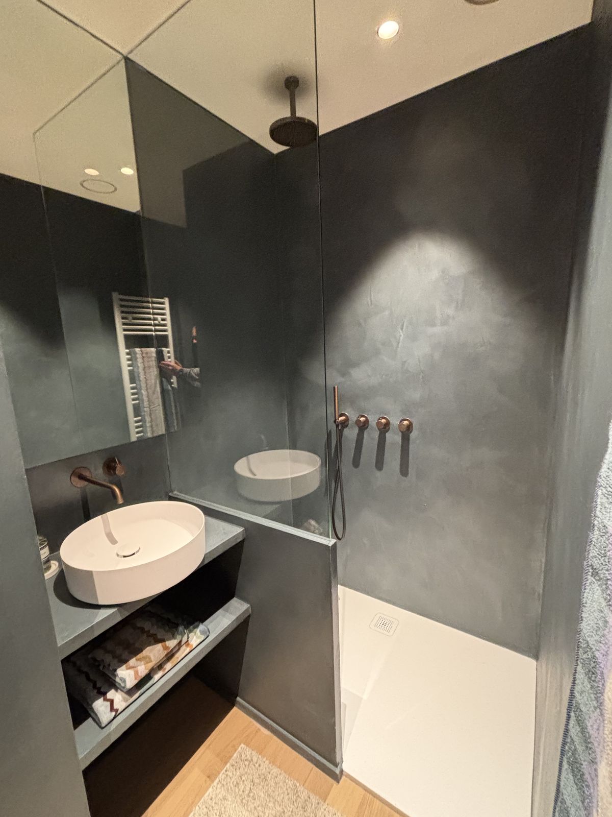 Badkamer met vrijstaand bad en Hotbath-kranen in brushed copper in Oostende