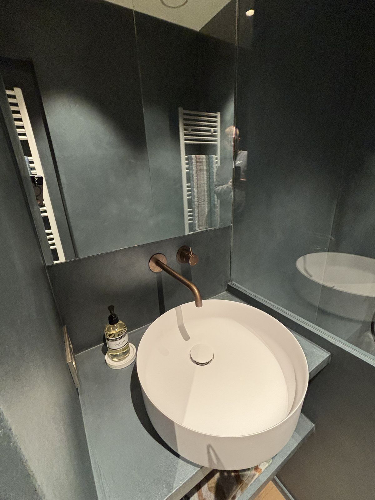Badkamer met vrijstaand bad en Hotbath-kranen in brushed copper in Oostende
