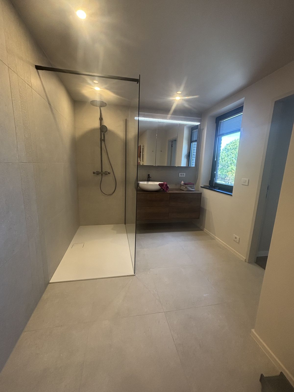 Badkamer met inloopdouche in Bredene