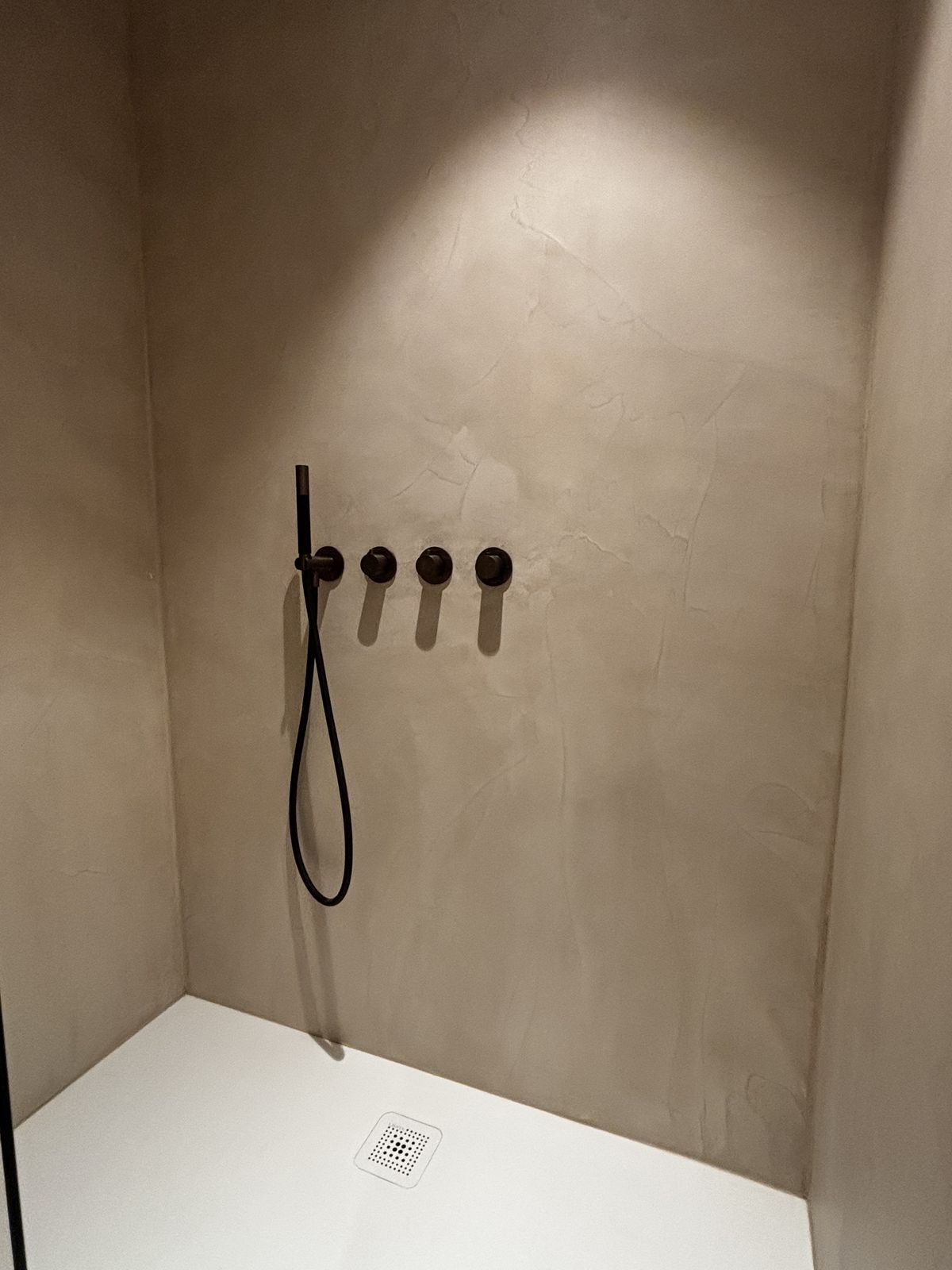 Badkamer met koperkleurige Hotbath-kranen in Oostende