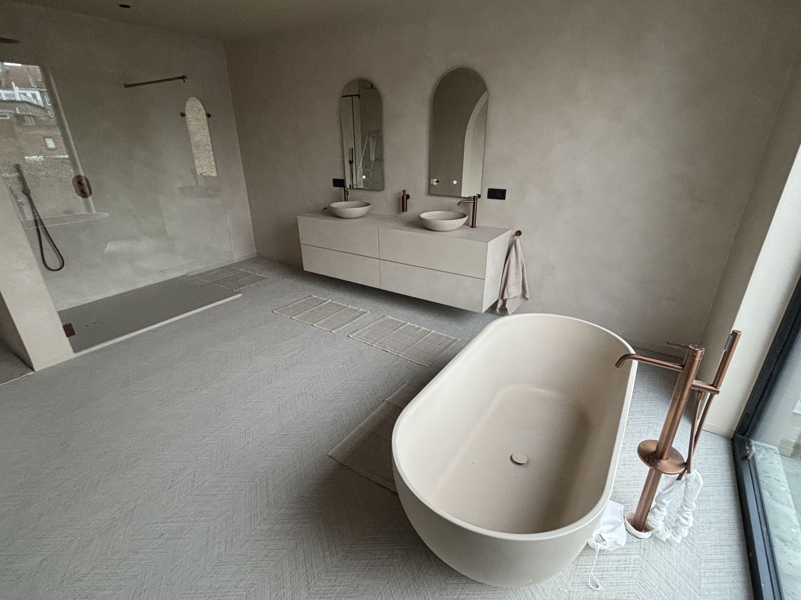 Badkamer met vrijstaand bad en dubbele waskom in Oostende