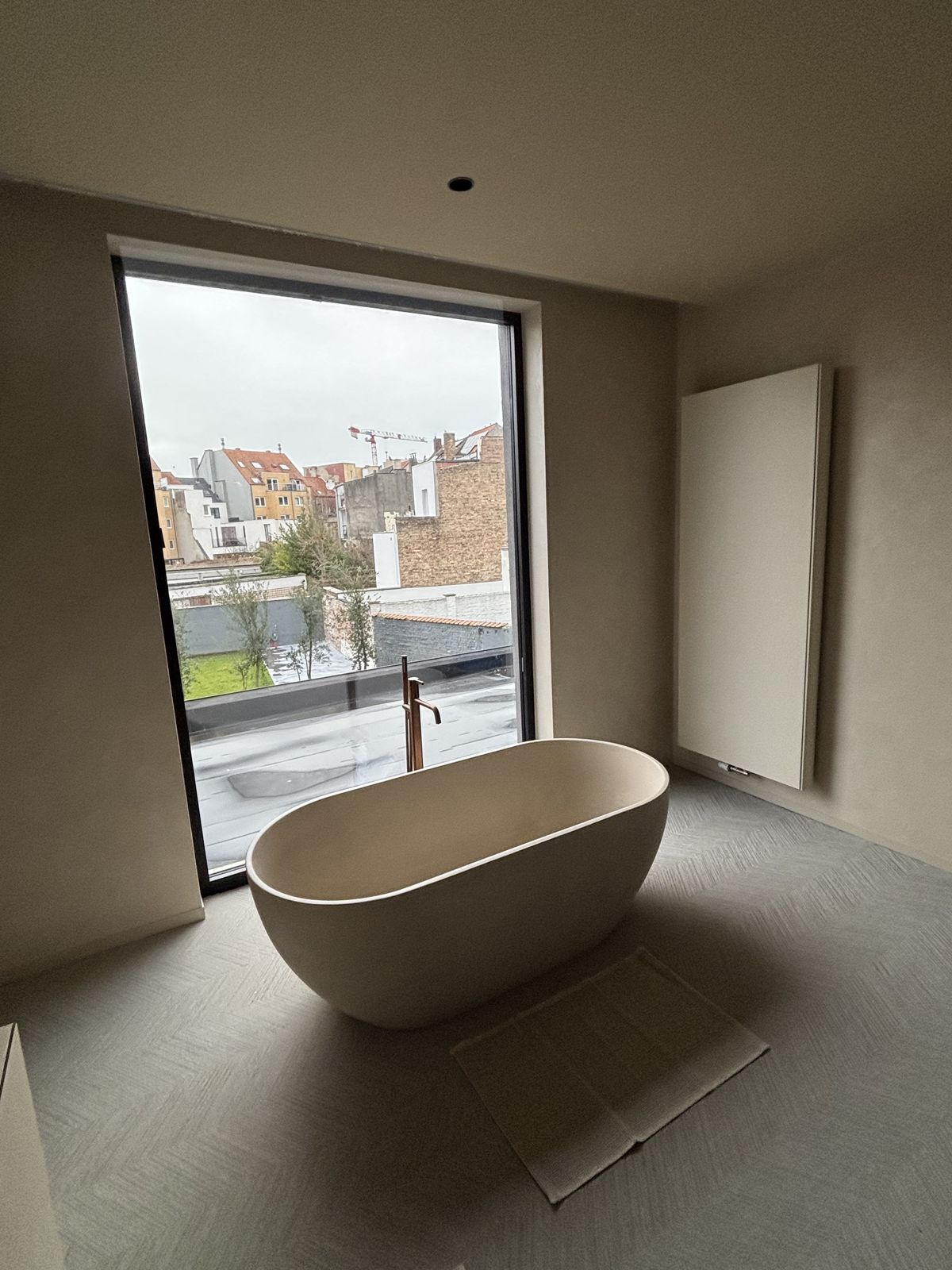 Badkamer met vrijstaand bad en dubbele waskom in Oostende