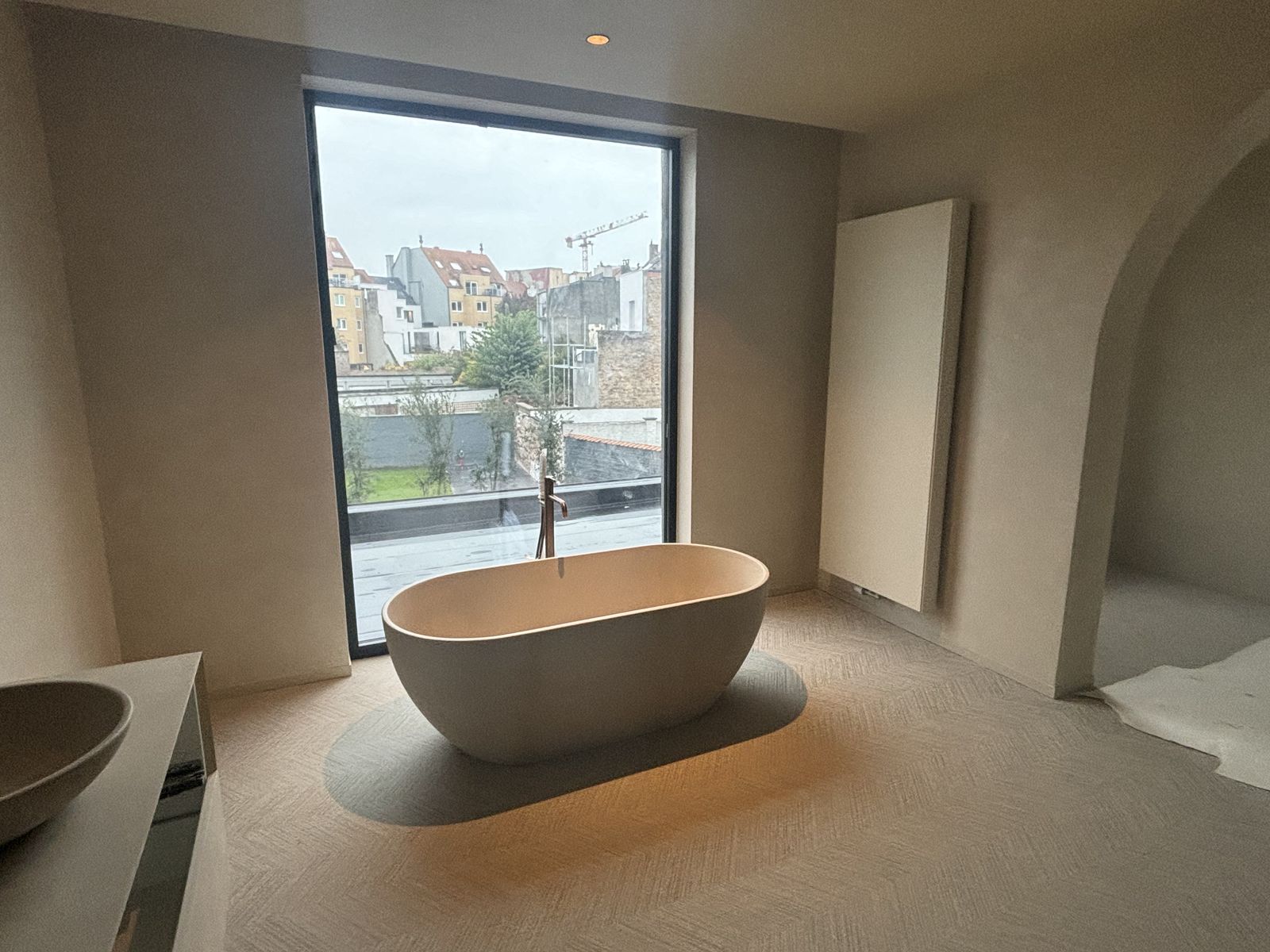 Badkamer met vrijstaand bad en dubbele waskom in Oostende